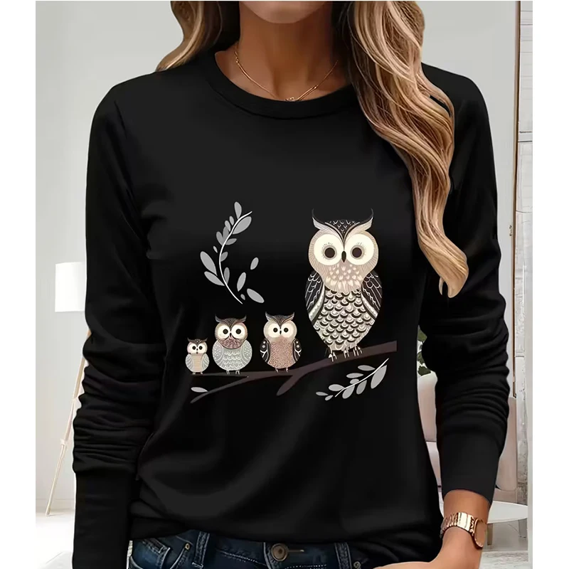 Tee Graphic Print - フクロウ柄のプリントが施された、カジュアルな長袖Tシャツ。女性向けの、ユーモラスなグラフィックが特徴のTシャツ。オールシーズン着用可能。ゴシック調、Y2Kスタイル。