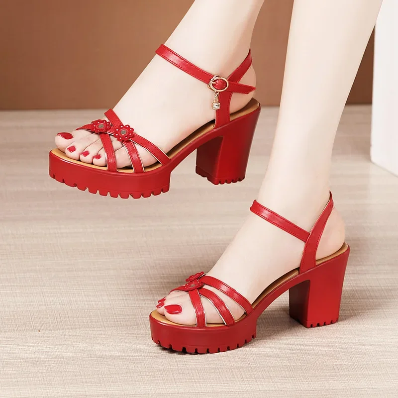 Casual Sandal Leather - 8cmの小サイズ（32-43）エレガントな花柄ソフトレザーシューズ、プラットフォームサンダル、2026年夏、オフィスモデル向けブロックハイヒールサンダル